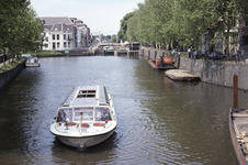 858092 Afbeelding van een rondvaartboot in de Stadsbuitengracht te Utrecht. Op de achtergrond de Weerdsluis.